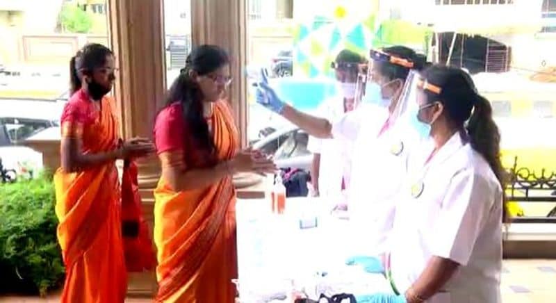 ಆಗಮಿಸುವವರಿಗೆ ಸಾನಿಟೈಸ್