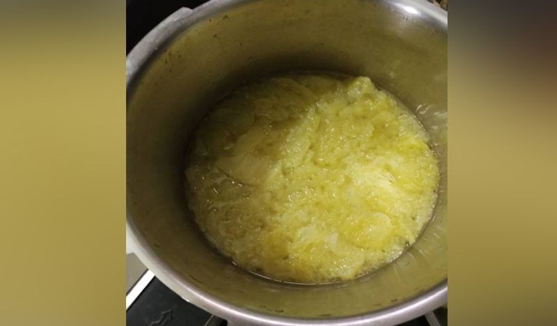 एक बार आम को छील लिया, इसके बाद उन्हें काटकर कुकर में तीन सीटी लगवा लें। 