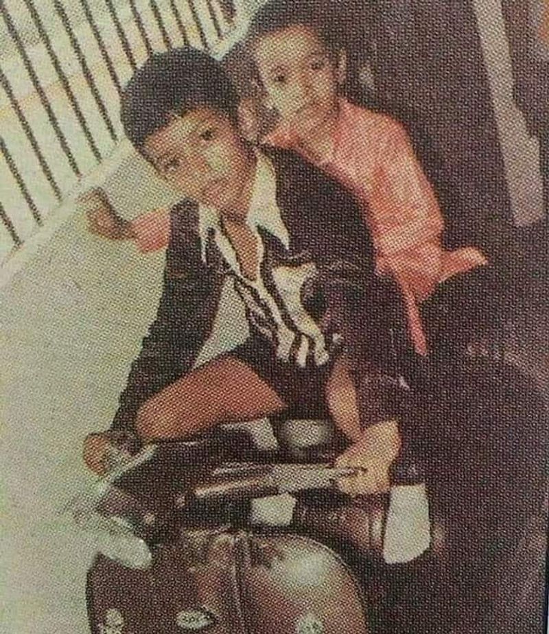 சிறுவயதில் விஜய் தன் அப்பாவின் ஸ்கூட்டர் வண்டியில் விளையாடி கொண்டு இருக்கிறார் அரிய புகைப்படம் இது வரை யாரும் கண்டிராத புகைப்படம் விஜய் ரசிகர்களுக்கு விருந்து கொடுத்து இருக்கிறோம் 