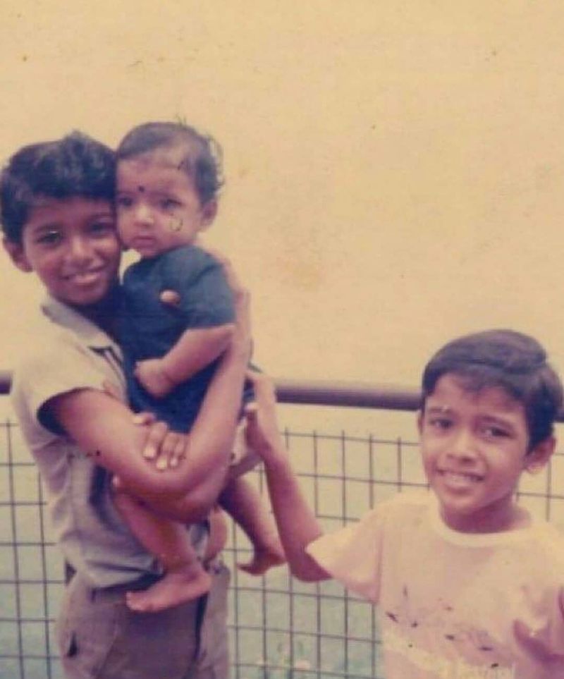 இந்த புகைப்படத்தில் இருப்பது யாரு தெரியுமா விஜயோட தங்கை அவங்க அப்பா அம்மா சொல்லி இருகாங்க அவன் தங்கை இறந்த பிறகு அவன் தனிமையை படுத்தி கொண்டான் சந்தோசத்தை இழந்தான் அவனுக்கு அவன் தங்கை என்றால் உயிரு இந்த புகைப்படத்தில் பாருங்க 