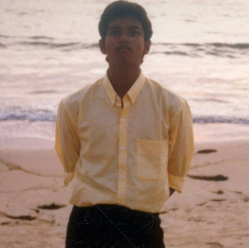1984ல் இருந்து 1988 வரை விஜய் ஒரு சைல்டுவூட் ஆர்ட்டிஸ்ட் ஆக பணிபுரிந்தார் சினிமா தொழிலை கற்றுக்கொன்றார் சிறுவயதிலே இவ்வளவு கஷடம் பட்டுஇருக்கிறார் 