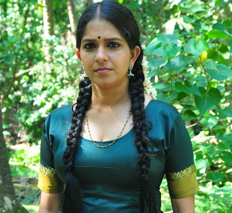 அப்படி சமீபத்தில் அபர்ணா தனது முகநூல் பக்கத்தில் போட்டோ ஒன்றை பகிர்ந்திருந்தார். அதை பார்த்த நெட்டிசன்களில் ஒருவர் அபர்ணா நாயரை ஆபாசமாகவும், மோசமாகவும் சித்தரித்து பதிவிட்டிருந்தார். 