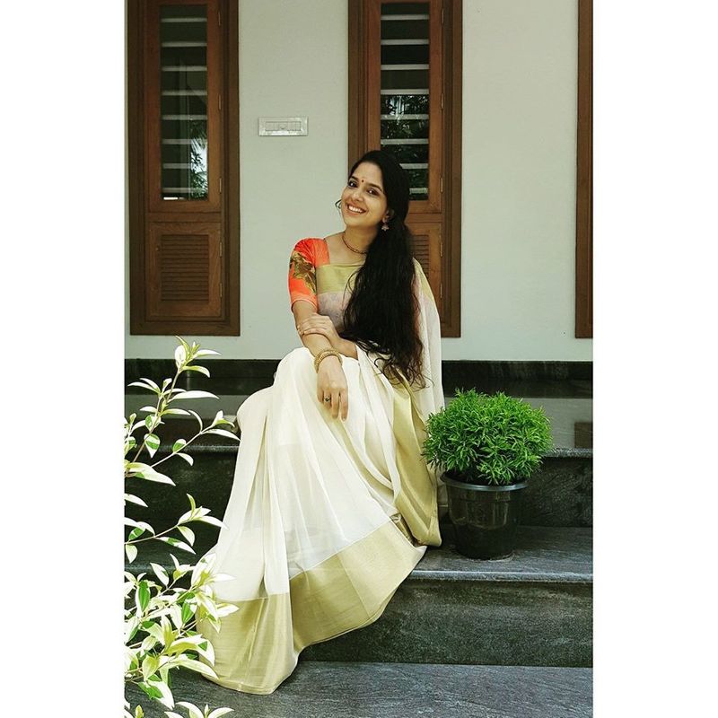 இதனால் கடுப்பான அபர்ணா நாயர் அந்த நபரின் பெயர் மற்றும் புகைப்படத்தை பகிர்ந்த அபர்ணா நாயர், சகட்டுமேனிக்கு கடுமையாக விமர்சித்துள்ளார்.
