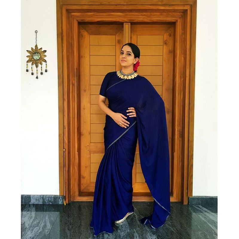 ரன் பேபி ரன், கல்கி, மல்லு சிங், ஹோட்டல் கலிபோர்னியா போன்ற மலையாள படங்களில் நடித்தவர் அபர்ணா நாயர். எதுவும் நடக்கும்
என்ற படம் மூலம் தமிழ் சினிமாவிலும் நடித்துள்ளார். தற்போது மலையாளத்தில் முழு கவனம் செலுத்தி வரும் அபர்ணா, சோசியல்
மீடியாவில் படு ஆக்டிவாக வலம் வருகிறார். 