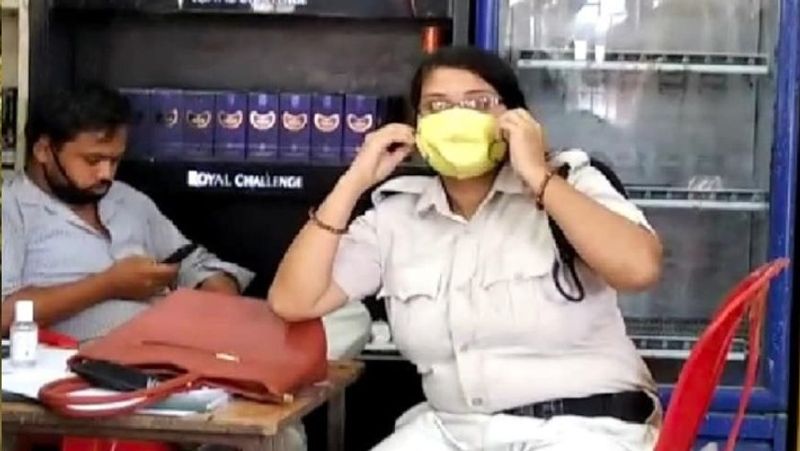 आपको बता दें कि नई शराब नीति के खिलाफ भोपाल, इंदौर, ग्वालियर, जबलपुर, मंदसौर, नीमच, रतलाम, उज्जैन, देवास, छिंदवाड़ा, कटनी, रीवा जैसे कई जिलों में शराब ठेकेदारों ने अपने ठेके सरेंडर किए हैं। जब रीवा जिले के अधिकतर शराब के ठेकों पर महिलाएं बैठी दिखी तो लोग हैरत में पड़ गए। लेकिन जब उनको पता चला कि शराब दुकान में महिला अफसरों की ड्यूटी लगाई है तो वह लाइन लगाकर लेने के लिए पहंच गए।