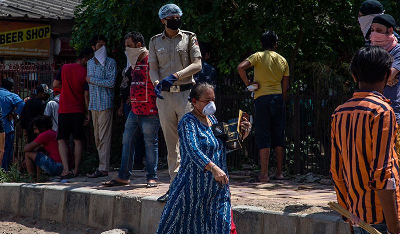 इन तस्वीरों को देखकर कहा जा सकता है कि शराब खरीदने में महिलाएं भी किसी से पीछे नहीं रहीं।