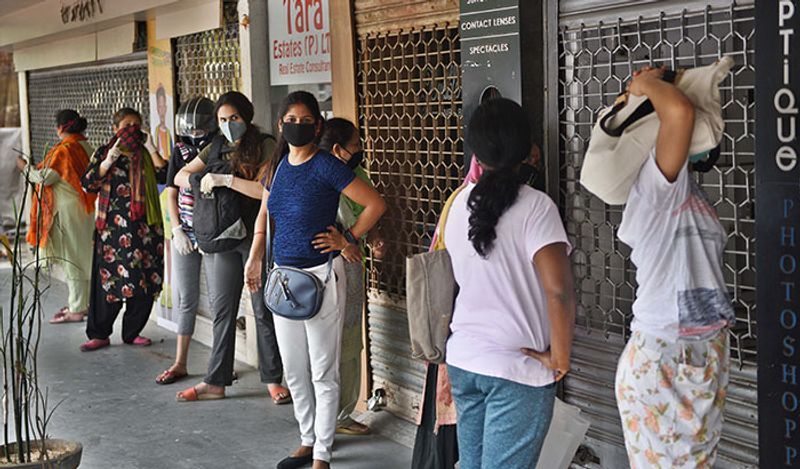 यह तस्वीर नई दिल्ली के वसंत विहार की है। जब कुछ दिन पहले वहां शराब खोली गईं थीं तो वहां महिलाएं भी शराब खरीदने वाली लाइन में खड़ी हुई थीं।