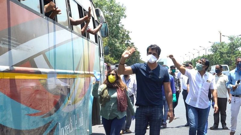 மகாராஷ்டிரா, கேரளா உள்ளிட்ட பல்வேறு மாநிலங்களில் கூலி தொழில் செய்து வந்த புலம்பெயர் தொழிலாளர்கள் பலர், திடீர் என போடப்பட்ட ஊரடங்கு உத்தரவு காரணமாக வேலையின்றியும், தங்க இடம் இன்றியும் தவித்து வந்த நிலையில், பாதிக்கபப்ட்ட பலரை தன்னுடைய சொந்த செலவில் அவரவர் ஊர்களுக்கு அனுப்பி வைத்து வருகிறார் பிரபல நடிகர் சோனு சூட்.