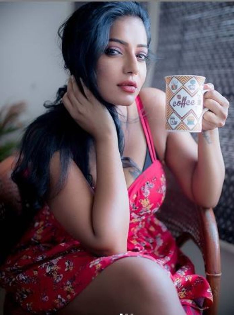 இந்த படத்தை அடுத்து இவர் நடித்த 'வேலைனு வந்துட்டா வெள்ளைக்காரன்' படத்தில் இவரின் புஷ்பா கதாப்பாத்திரம் மிகவும் பிரபலம்... இதை தொடர்ந்து ரகரகமாக புகைப்படங்களை வெளியிட்டு வரும் இவர், நெஞ்சில் போட்டுள்ள டாட்டூ தெரிய, தற்போது புகைப்படம் வெளியிட்டு ரசிகர்களை கிறங்க செய்துள்ளார்.