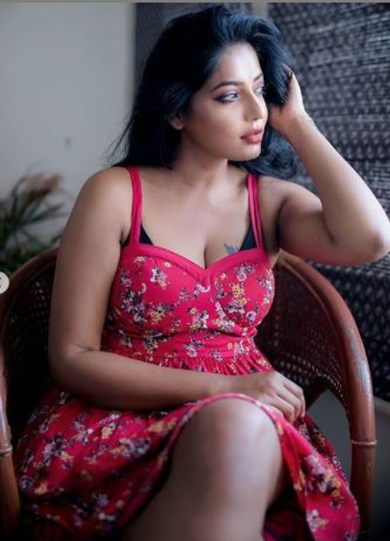 ரசிகர்களால் குணச்சித்திர நடிகையாக அறியப்பட்ட ரேஷ்மா... ஹீரோயின்களுக்கு நிகராக புகைப்படங்கள் வெளியிட்டு வருவதால், விரைவில் ஏதானும் கதாநாயகிக்கு முக்கியத்துவம் உள்ள படங்களில் நடிப்பார் என எதிர்பார்க்கப்படுகிறது.