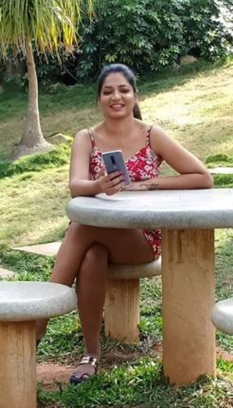 லாக் டவுன் நேரத்தில்... இவர் குட்டை குட்டை உடையில் எக்க சக்க கவர்ச்சி காட்டி வரும் புகைப்படங்கள் பார்த்தாலே கண்ணை கட்டுகிறது.