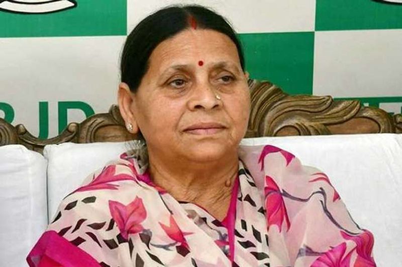 लालू यादव की पत्नी राबड़ी देवी भी बिहार की मुख्यमंत्री रही हैं। लालू जब चारा घोटाले में जेल गए थे तो उनकी पत्नी ने मुख्यमंत्री का पद संभाला। वे तीन बार राज्य की सीएम बनीं। इतना ही नहीं वे बिहार की पहली महिला मुख्यमंत्री भी रही हैं। लालू की पत्नी पहली बार 2 साल के लिए सीएम बनी थीं। इसके बाद वे दूसरे और तीसरे कार्यकाल में 5 साल तक मुख्यमंत्री रहीं। 