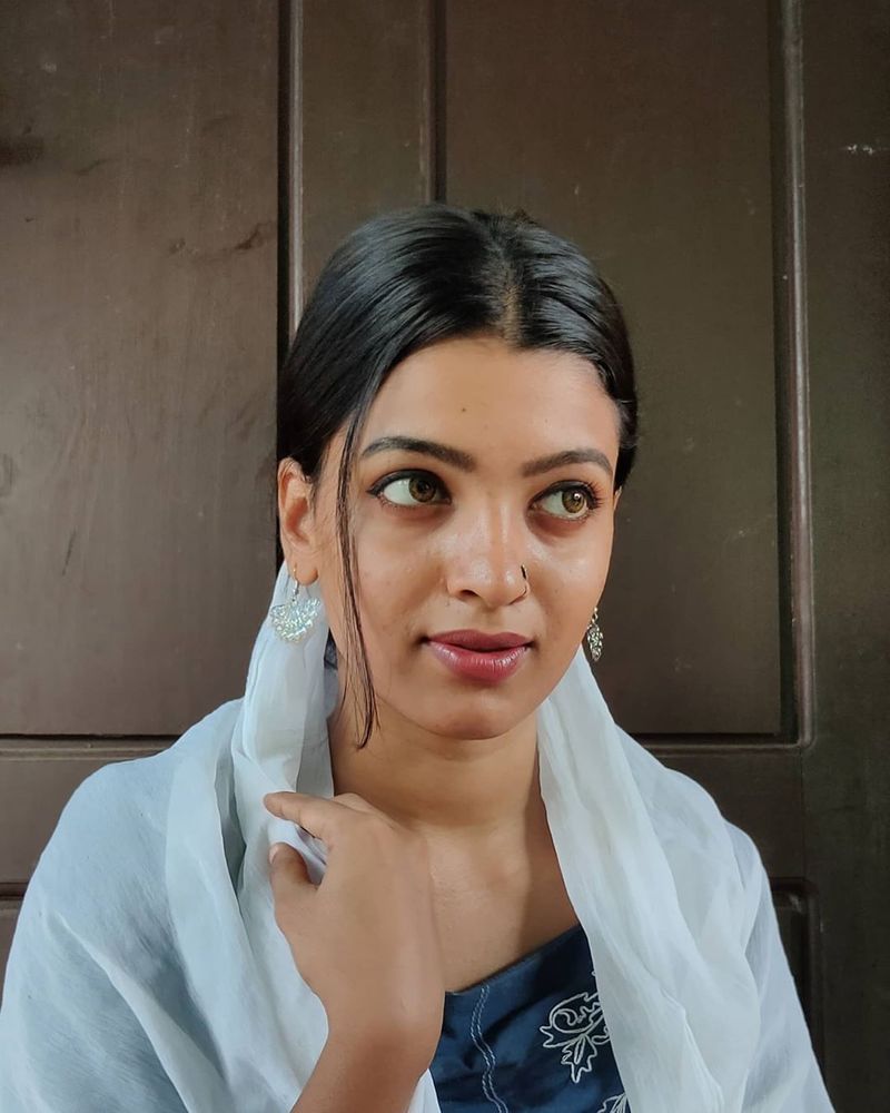 மேலும் இவர் விதவிதமாக கொடுத்த புகைப்படங்களும் சமூக வலைத்தளங்களில் வைரலாகி வருகிறது.
