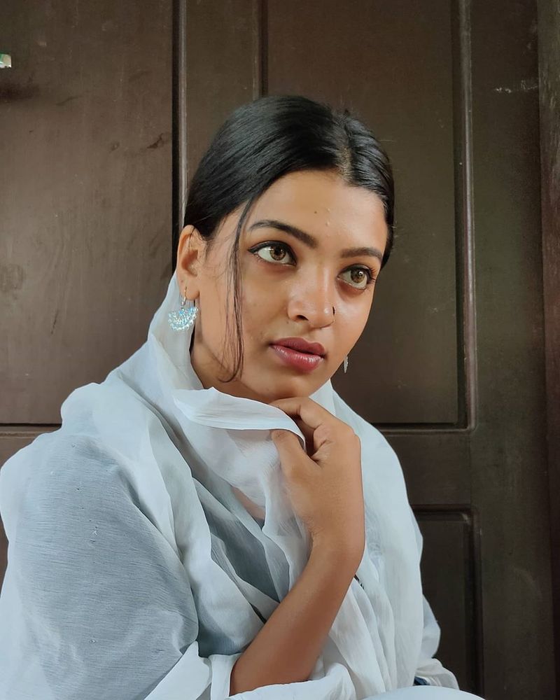 இந்த புகைப்படங்களில் அசப்பில் பார்க்க ஐஸ்வர்யா ராய் போலவே தான் இருக்கிறார், டூப்பிளிகேட்டே பொண்ணு ஐஸ் 