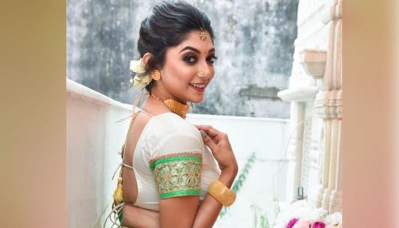 চেহারা ভারি হোক বা রোগা। শরীরে স্ট্রেচ মার্কসের দাগ থাকুক বা না থাকুক নিজেকে সবসময় সুন্দর ভাবাটা অত্যন্ত জরুরি।