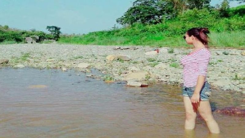 बता दें कि ईशा एक टूर्स एंड ट्रेवल कंपनी में काम करती थी। इस दौरान उसकी मुलाकात चेन्नई के एक युवक से हुई। दोनों पहले दोस्त बने फिर यह दोस्ती प्यार में बदल गई। युवक ने ईशा से शादी करने का वादा किया था। वह अपनी नई जिंदगी फिर से शुरू को लेकर काफी खुश थी। लेकिन जब उसको पता चला कि वह युवक पहले से ही शादीशुदा है तो उसका दिल टूट गया और वह दुखी होकर अपने कमरे में चली गई।
