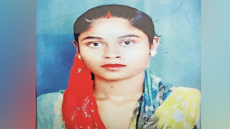 मृतका सरोज के भाई सूरज ने बताया कि उसकी बहन का इलाज चल रहा था। मंगलवार को वो मायके में दवा लेने आई थी। जीजा बहन के इलाज पर पैसे खर्च नहीं करता था। अकसर झगड़ते रहता था। मायके वाले उसके इलाज पर 80 हजार रुपए खर्च कर चुके थे, फिर भी जीजा बहन को परेशान करता था। आगे पढ़ें जब मां बनी हत्यारी..