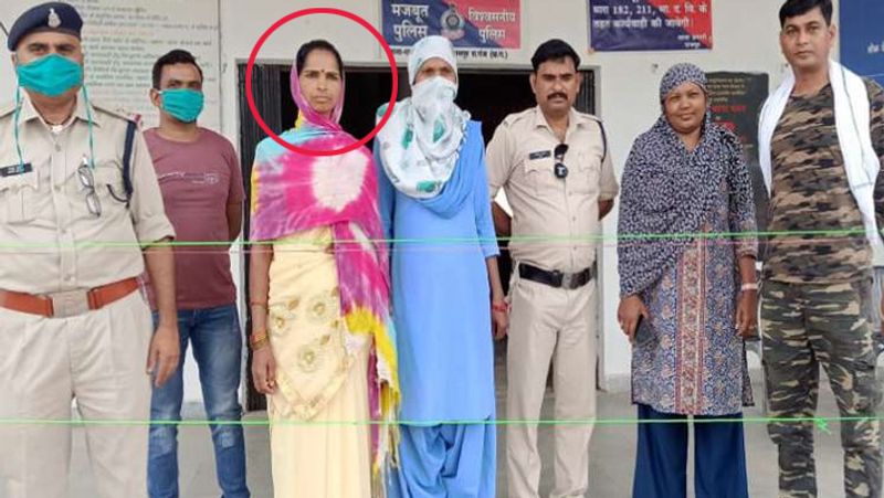 यह मामला छत्तीसगढ़ के बलरामपुर जिले के राजपुर थाना क्षेत्र के तहत आने वाले गांव बदौली का है। यहां 37 वर्षीय धर्मपाल गोंड अपनी पत्नी 30 वर्षीय बिलासो और दो बच्चों के साथ रहता था। 16 मई की रात करीब 12 बजे काम से घर लौटा। उस वक्त पत्नी बच्चों के साथ सो रही थी। जब उसने काफी देर बाद दरवाजा खोला, तो पति को गुस्सा आ गया। उसने पत्नी की पिटाई कर दी। इसके बाद पत्नी को भी गुस्सा आ गया। उसने आंगन में सो रहे पति के ऊपर मिट्टी का तेल छिड़कर आग लगा दी। उसे अंबिकापुर के मिशन अस्पताल में भर्ती कराया गया था। वहां 18 मई को उसकी मौत हो गई। पत्नी ने माना कि पति उसके साथ संबंध नहीं बनाता था। इससे वो गुस्से में थी। आगे पढ़िए जब पति नहीं सुधरा..तो पत्नी ने कर दी हत्या..