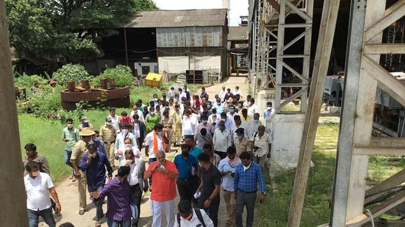 ಮೈಷುಗರ್ ಕಾರ್ಖಾನೆಯನ್ನು ಸಂಪೂರ್ಣವಾಗಿ ಸರ್ಕಾರಿ ಸ್ವಾಮ್ಯದಲ್ಲೇ ಇಟ್ಟುಕೊಂಡು ಕಬ್ಬು ಅರೆಯುವ ಕಾರ್ಯ ಆರಂಭಿಸುವಂತೆ ಮಂಡ್ಯ ಜಿಲ್ಲಾ ರೈತ ಹಿತರಕ್ಷಣಾ ಸಮಿತಿ, ದಲಿತ ಕನ್ನಡಪರ ಹೋರಾಟಗಾರರ ಬಣದ ಒಂದು ವಾದವಾದರೆ, ಮತ್ತೊಂದು ರೈತರ ಬಣ ಕಾರ್ಖಾನೆಯನ್ನು ಸರ್ಕಾರವೇ ಇಟ್ಟುಕೊಳ್ಳಲಿ ಆದರೆ, ನಿರ್ವಹಣೆ ಮತ್ತು ಆಡಳಿತ (ಓ ಆಂಡ್ ಎಂ)ಜವಾಬ್ದಾರಿಯನ್ನು ಖಾಸಗಿಯವರಿಗೆ ಕಾರ್ಖಾನೆಯಲ್ಲಿ ಕಬ್ಬು ಅರೆಯುವ ಕಾರ್ಯ ಪ್ರಾರಂಭಿಸಲಿ ಎಂಬ ಬಿಗಿಯಾದ ಪಟ್ಟು ಹಿಡಿದಿದ್ದರು.