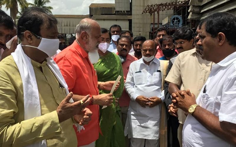 ಈ ಎರಡು ಬಣಗಳು ಸಚಿವರ ಮುಂದೆ ತಮ್ಮದ ಆದ ವಾದವನ್ನು ಮಂಡಿಸಿದವು. ಸಚಿವರು ಎರಡು ಬಣಗಳ ವಾದವನ್ನು ಆಲಿಸಿ ನಾನು ಈಗಲೇ ಯಾವುದೇ ನಿರ್ಧಾರ ಮಾಡಲು ಬಂದಿಲ್ಲ. ಸಿಎಂ ಆದೇಶದಂತೆ ಮೈಷುಗರ್ ಮತ್ತು ಪಿಎಸ್ ಎಸ್ ಕೆ ಕಾರ್ಖಾನೆಗಳ ಸ್ಥಿತಿ, ಗತಿಗಳನ್ನು ಖುದ್ದು ಪರಿಶೀಲನೆ ಮಾಡಿ ವರದಿ ಸಲ್ಲಿಸಲು ಬಂದಿದ್ದೇನೆ. ಇನ್ನೂ ಅಭಿಪ್ರಾಯ ಹೇಳಬಹುದೇ ಹೊರತು ನಿರ್ಧಾರ ಮಾಡಲು ಸಾಧ್ಯವಿಲ್ಲ ಎಂದು ಸ್ಪಷ್ಟವಾಗಿ ಹೇಳಿದರು.