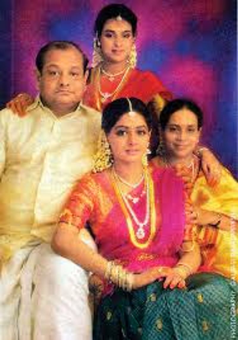 மறைந்த நடிகை ஸ்ரீதேவிக்கு,ஸ்ரீலதா என்ற ஒரு தங்கை இருக்கிறார். ஸ்ரீதேவி பாலிவுட்டில் பிசியாக நடிக்க வரும் வரை இருவரும் மிகவும் நெருக்கமாக இருந்துள்ளனர். 