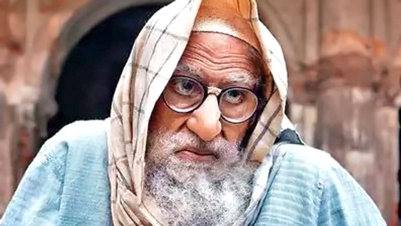 বহুদিন আগে নয়া লুকে সকলকে চমকে দিয়েছিলেন অমিতাভ। অমিতাভকে দেখে যেন চেনায় যাচ্ছে না। প্রস্থেটিক মেক আপের সাহায্যে নিজের লুক পুরো পাল্টে ফেলেছেন অভিনেতা।