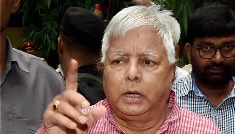 हालांकि मामले के तूल पकड़ने के बाद प्रशासन ने यहां सुरक्षा की व्यवस्था चाक चौबन्द कर दी है। कोरोना गाइडलाइन लागू की गई है। तीन मजिस्ट्रेट 8-8 घंटे की शिफ्ट में यहां निगरानी करते हैं। ताकि कोई नियमों का उल्लंघन कर लालू से मिल नहीं पाए। वैसे ये मामला राजनीतिक रूप से काफी विवादों में आ चुका है। (फाइल फोटो)