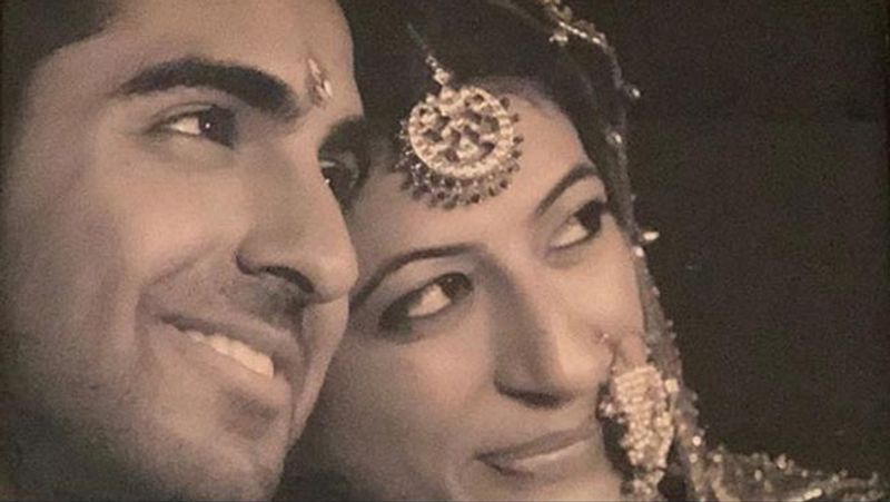 इनकी लव स्टोरी के बारे में एक बार आयुष्मान खुराना के छोटे भाई अपार शक्ति खुराना ने भी बताया था। वो कहते हैं कि इनकी लव स्टोरी फिजिक्स की कोचिंग क्लास से शुरू हुई। तब दोनों 11-12वीं में थे। 