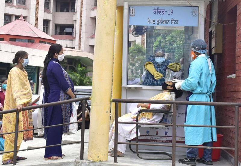 देश में रिकवरी रेट 49.21 फीसदी
हेल्थ मिनिस्ट्री के मुताबिक, लगातार दूसरे दिन ऐसा हुआ है जब ठीक होने वाले लोगों की संख्या इलाज करवा रहे मरीजों की संख्या से अधिक है। देश में ठीक होने वाले मरीजों की दर 49.21 फीसदी हो गई है।
