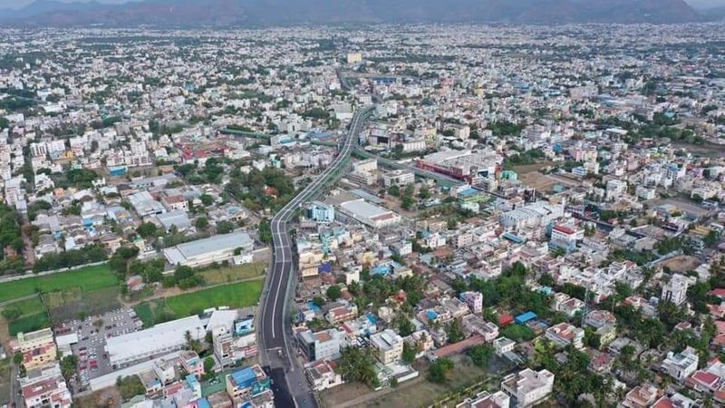 இதில், முதல்கட்டமாக ஏ.வி.ஆர். ரவுண்டானா முதல் சாரதா கல்லூரி சாலையில் ராமகிருஷ்ணா ரோடு சந்திப்பு வரையிலான 2.6 கிலோ மீட்டர் தூரத்திற்கு அமைக்கப்பட்ட மேம்பாலத்தை கடந்த ஆண்டு ஜூன் மாதம் 7-ம் தேதி முதல்வர் எடப்பாடி பழனிசாமி திறந்து வைத்தார்.