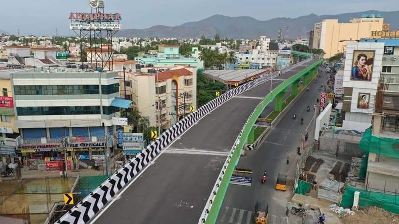 குரங்குச்சாவடி பகுதியில் நடைபெற்ற நிகழ்ச்சியில் முதல்வர் எடப்பாடி பழனிசாமி கலந்து கொண்டு புதிய மேம்பாலத்தை திறந்து மக்களின் பயன்பாட்டுக்கு தொடங்கி வைத்தார்.
