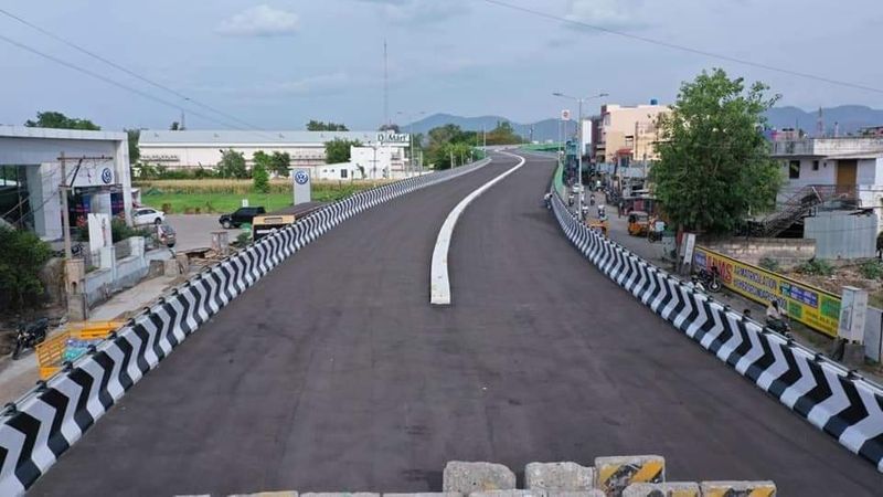 சேலம் லீபஜார் முதல் செவ்வாய்பேட்டை இடையே ரூ.46.35 கோடியில் கட்டி முடிக்கப்பட்டுள்ள ரயில்வே உயர்மட்ட மேம்பாலத்தையும் திறந்து வைத்தார். 