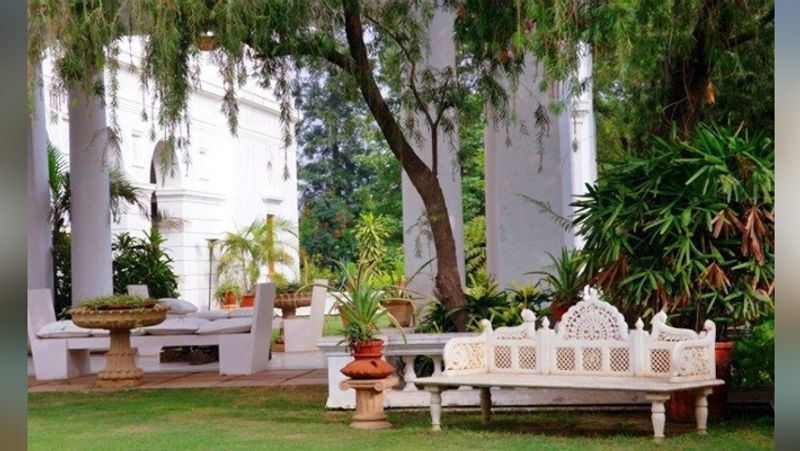 'ನಾನು ಆನುವಂಶಿಕವಾಗಿ ಪಡೆಯಬೇಕಾದ ಮನೆಯನ್ನು, ಚಲನಚಿತ್ರಗಳಿಂದ ಗಳಿಸಿದ ಹಣದ ಮೂಲಕ ನಾನು ಹಿಂತಿರುಗಿ ಪಡೆಯಬೇಕಾಯಿತು. ನಾನು ಬೆಳೆದಿದ್ದು ಹೀಗೆ ಆದರೆ ನನಗೆ ಏನೂ ಆನುವಂಶಿಕವಾಗಿ ಸಿಗಲಿಲ್ಲ' ಎಂದು ಸೈಫ್ ಹೇಳಿದ್ದರು ಒಮ್ಮೆ.