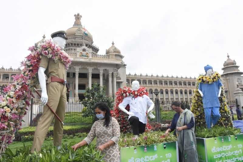 ಬೆಂಗಳೂರಿನ ವಿಧಾನಸೌಧದ ಮುಂದೆ ಸುಂದರವಾದ ಹೂವಿನ ಪ್ರದರ್ಶನ ನಡೆಯುತ್ತಿದೆ. ಅಂದಹಾಗೆ ಇದು ಕೊರೋನಾ ವಾರಿಯರ್ಸ್ಗೆ ನೀಡುತ್ತಿರುವ ಗೌರವ.