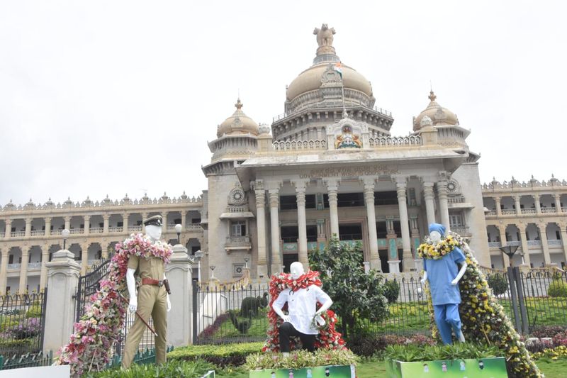 ಕೊರೋನಾ ವಾರಿಯರ್ಸ್ಗೆ ಪುಷ್ಪ ಪ್ರದರ್ಶನದ ಮೂಲಕ ಗೌರವ ಸೂಚಿಸಲಾಗುತ್ತಿದೆ.