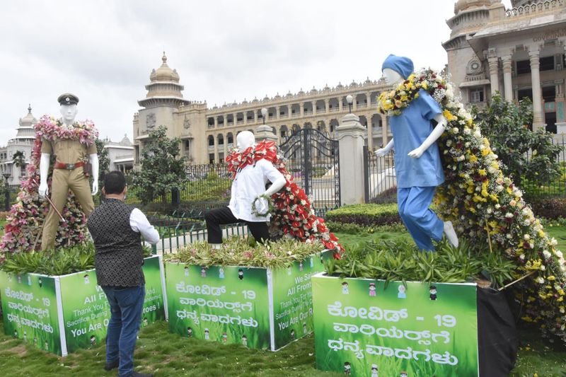 ಫ್ಲವರ್ ಕೌನ್ಸಿಲ್ ಆಫ್ ಇಂಡಿಯಾ ಹಾಗೂ ಝೀಹ್ ವಿಡ್ಡಿಂಗ್ಸ್ ಸಂಸ್ಥೆಗಳ ಸಹಯೋಗದಲ್ಲಿ ವಿಭಿನ್ನ ಮಾದರಿಯಲ್ಲಿ ಕೊರೋನಾ ಸೋಂಕು ವಿರುದ್ಧ ಮುಂಚೂಣಿಯಲ್ಲಿ ನಿಂತು ಹೋರಾಟ ಮಾಡಿದವರಿಗೆ ಈ ಗೌರವವನ್ನು ನೀಡಲಾಗುತ್ತಿದೆ.