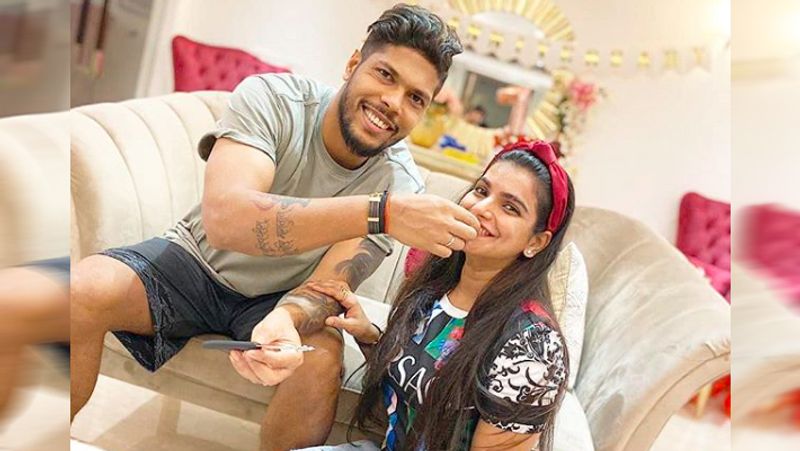 उमेश यादव का करियर संघर्षों से भरा रहा है। टीम इंडिया तक का उनका सफर बिलकुल आसान नहीं था। ये गेंदबाज महाराष्ट्र के छोटे से इलाके में खेतों में खेलकर टीम इंडिया तक पहुंचा है। अपने शुरुआती दिनों को लेकर उमेश ने बताया था कि एक बार स्पाइक्स वाले जूते नहीं होने की वजह से उन्हें रिजेक्शन तक झेलना पड़ा था।
