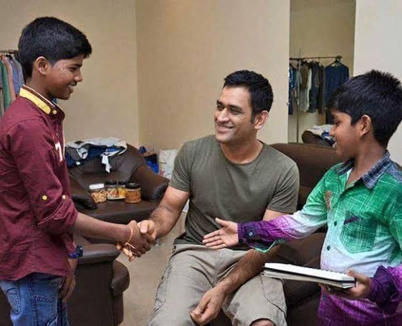 காக்காமுட்டை விக்னேஷ் ரமேஷ் படத்தை முடித்த உடனே படம் நல்ல இருக்குனு எல்லாரும் சொல்ல அடிச்ச அதிர்ஷ்ட்டம் தோணியுடன் போட்டோ எடுத்து அசத்தின 