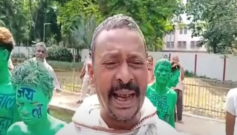 रावड़ी के घर के अंदर से लौटते समय हाथ में आम की टोकरी लिए बाहर आए। बताते हैं कि राबड़ी से मिलकर बधाई दी तो उन्होंने सभी लोगों के लिए टोकरी भर आम दिया है।