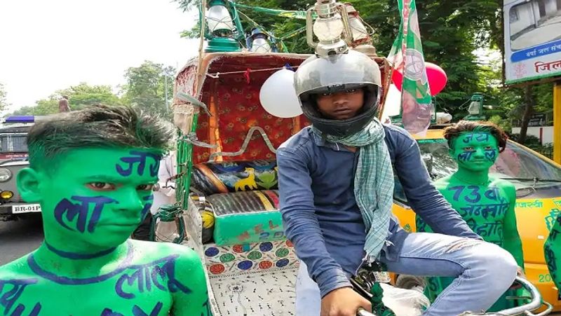 सभी कार्यकर्ताओ ने अपने शरीर पर लालू-राबड़ी जिंदाबाद के नारे लिख रखे थे। राबड़ी देवी से मिलकर लालू प्रसाद के जन्मदिन की बधाई दिए।
