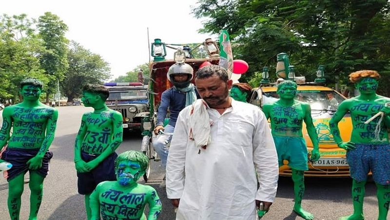 पूर्व मुख्यमंत्री लालू प्रसाद यादव के जन्मदिन पर उनके सबसे खास नटवर यादव अपने समर्थकों के साथ शरीर पर हरे रंग लगाकर राबड़ी देवी के आवास पर पहुंचे थे।
