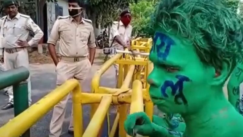  नटवर यादव ने आज भी उस रिक्शे को संभालकर रखा है, और जब भी लालू यादव का जन्मदिन आता है उसी रिक्शे से राबड़ी आवास पहुंचते हैं।
