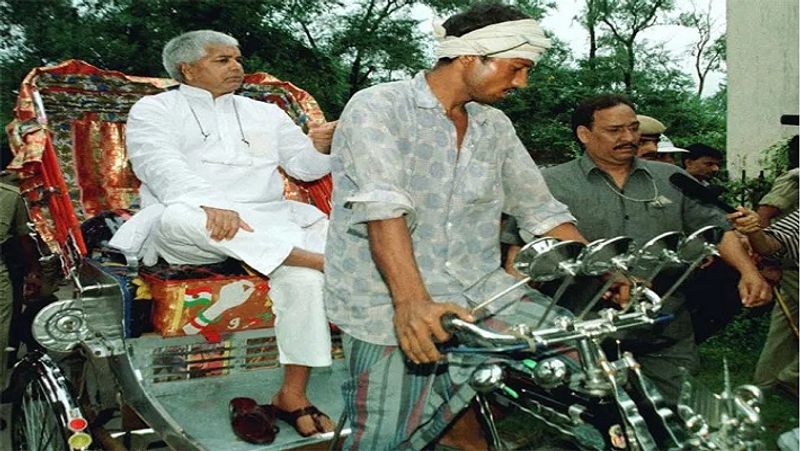 बता दें कि नटवर यादव वही व्यक्ति हैं जो लालू प्रसाद यादव को पहली बार मुख्य्मंत्री बनने पर अपने रिक्शे पर बिठाकर शपथ ग्रहण कराने राजभवन पहुंचे थे।
