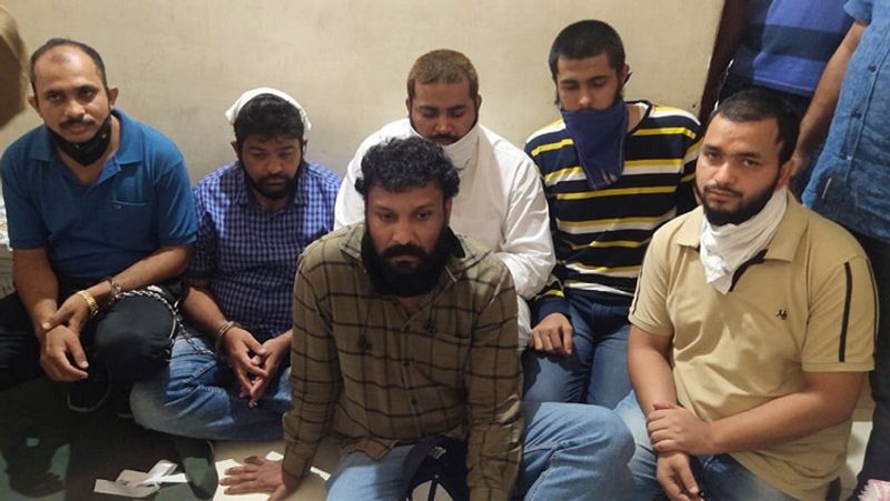 पकड़े गए आरोपी-शेख अलीम (36), सुनील सारडा (40), अब्दुल गनी (43), अब्दुलगानी खान (18), रितेश रत्नाकर (34) और तुफेल अहमद (28) हैं। इसमें से शेख अलीम खान खड़की में बॉम्बे सैपर्स बटालियन में नायक के पद पर कार्यरत है।