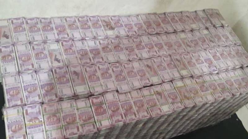 रैकेट के लिंक का पता किया जा रहा है। नोटों के साथ एक बंदूक भी मिली।