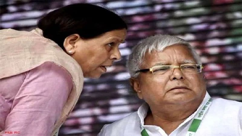 पोस्टर में वंशवाद के आरोप को लेकर यह दिखाने की कोशिश की गई है कि लालू यादव तो जेल के अंदर हैं, लेकिन उनके दोनों बेटे विधायक, पत्नी एमएलसी और बेटी राज्यसभा सांसद हैं। (फोटो: पत्नी के साथ आरजेडी चीफ)