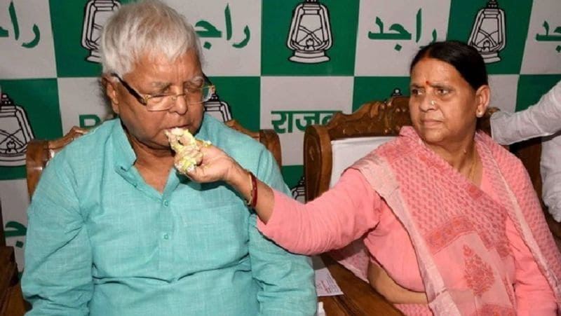 लेकिन कार्डियोलॉजी विभाग में लालू को नींद नहीं आती थी। रात-रातभर कुत्तों के भोंकने से परेशान लालू यादव ने उन्हें वह से पेइंग वार्ड में शिफ्ट करने की मांग की। प्रशासन ने उनकी मांग मान ली और वो वार्ड में शिफ्ट कर दिए गए जहां उन्हें हर दिन का किराया देना होता था। एक दिन का किराया 1000 रुपये हैं। (फाइल फोटो)