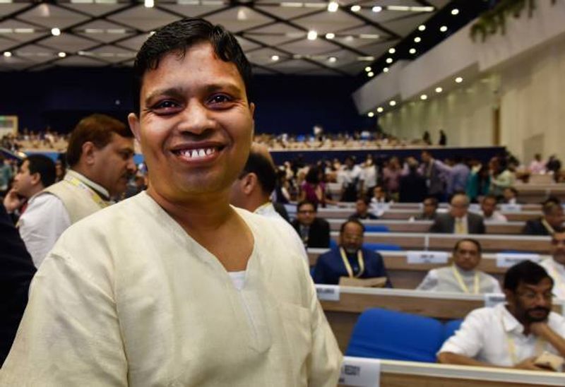 पतंजलि के वैज्ञानिकों ने दिन-रात किया काम
आचार्य बालकृ्ष्ण ने बताया कि इस दवा के निर्माण के लिए पतंजलि के सैकड़ों वैज्ञानिक दिन-रात एक कर काम करते रहे, जिसका परिणाम निकला की आज हम दवा बना लिए हैं। पतंजलि शोध संस्थान के मुख्य वैज्ञानिक ने बताया कि जनवरी में जब चीन में कोरोना की शुरुआत हुई थी, तभी से इस दिशा में कार्य शुरू कर दिया गया था। 
