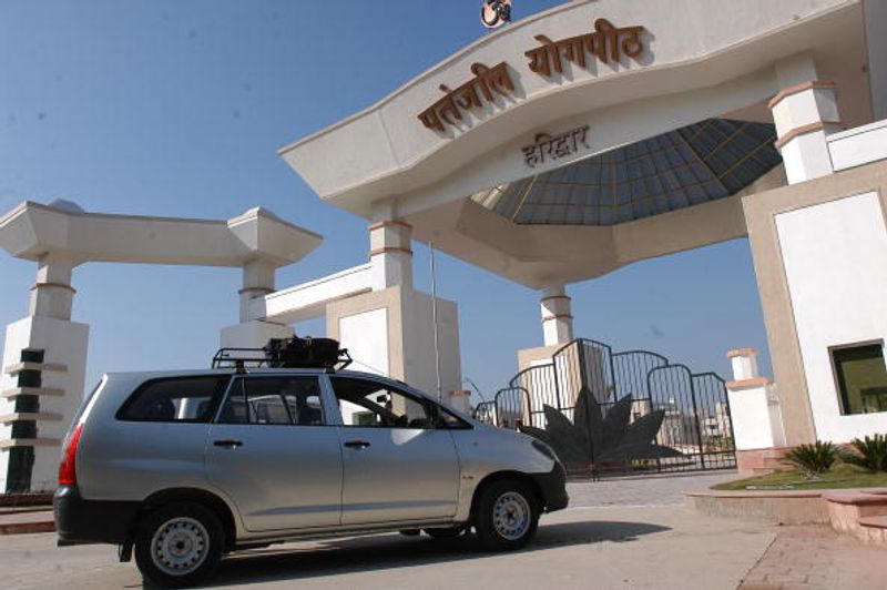 चीन में केस आते ही शुरू कर दिया था दवा पर काम
आचार्य बालकृष्ण ने बताया, जैसी ही चीन के साथ विश्व के दूसरे देशों में कोरोना के केस आने शुरू किए, वैसे ही अपने संस्थान में हर विभाग को सिर्फ और सिर्फ कोरोना के इलाज के लिए इस्तेमाल होने वाली दवा पर काम करने में लगा दिया। अब उसी की परिणाम सामने आया है।
