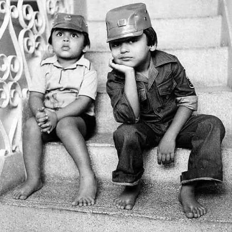 சிறுவயதில் சூரிய மற்றும் கார்த்திக் அண்ணன் தம்பி இரண்டு பெரும் செய்த செயலை இந்த புகைப்படத்தில் பார்க்கலாம் இதில் கேப் போட்டு இரண்டு பெரு க்யூட் ஆஹ் போஸ் கொடுத்து கலக்கியிருப்பாங்க 
